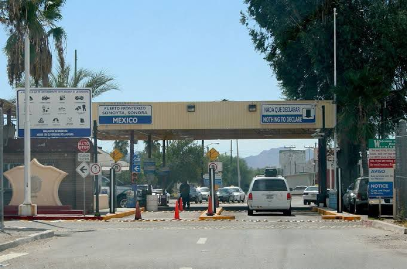 Cruce fronterizo entre las ciudades de Sonoyta (México) y Arizona (EE.UU.)