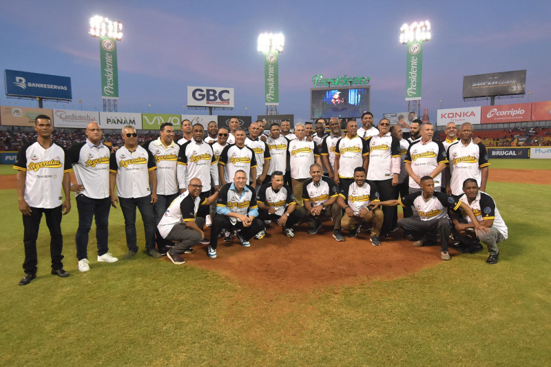 El grupo de las leyendas del equipo de las Águilas Cibaeñas que fueron reconocidas en el dia de ayer.