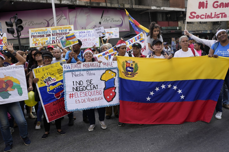 Venezolanos asisten un acto al cierre de campaña sobre el referendo en una disputa territorial con Guyana en Caracas, Venezuela, el vienes pasado.