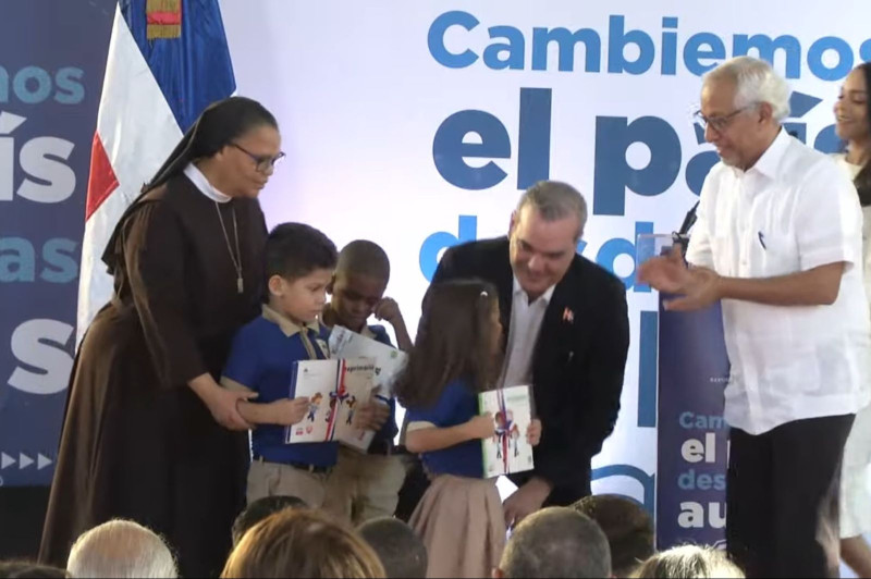 El presidente de la Reública, Luis Abinader, y el ministro de Educación, Ángel Hernández, realizaron entrega del último libro.
