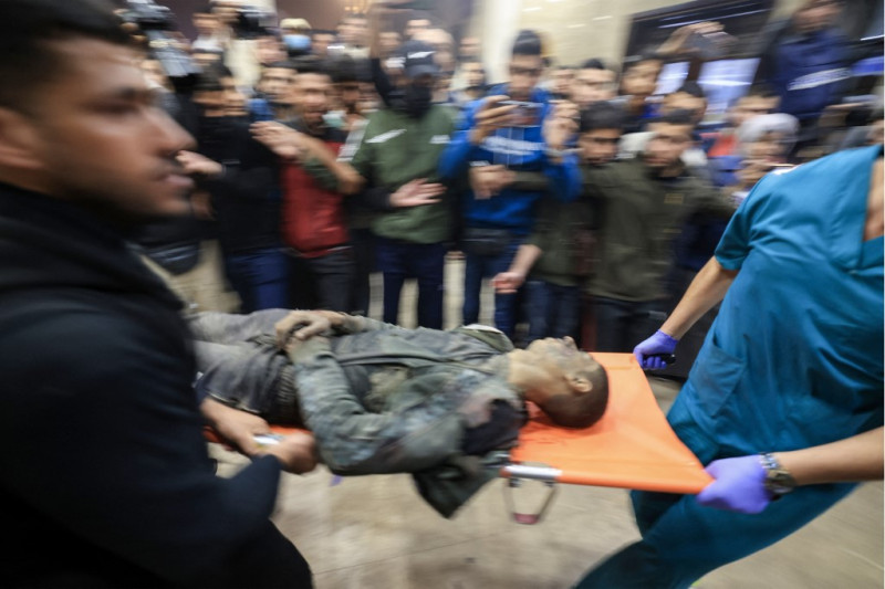 Un palestino herido durante un bombardeo israelí es trasladado en camilla al hospital Nasser de Khan Yunis, en el sur de la Franja de Gaza, el 4 de diciembre de 2023