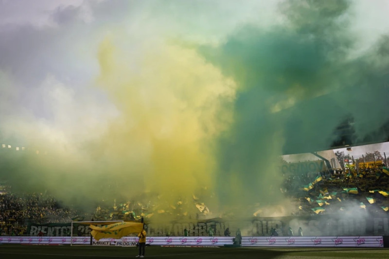El humo emana sobre la cancha previo al partido entre Nantes y Reims en el Stade de la Beaujoire.