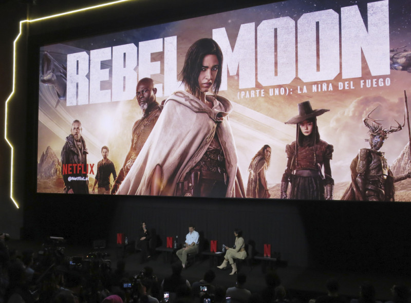 Zack Snyder, derecha, habla junto a Sofia Boutella durante una conferencia de prensa de la película Rebel Moon: Part One - A Child of Fire en la Ciudad de México