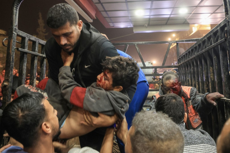 Palestinos heridos durante bombardeos israelíes llegan al hospital Nasser de Khan Yunis, en el sur de la Franja de Gaza, el 4 de diciembre de 2023