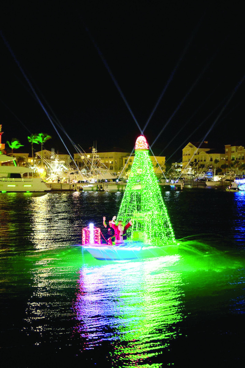 Los botes son transformados en espectáculos sobre el agua como parte del evento en Cap Cana denominado "Christmas Boat Parade".