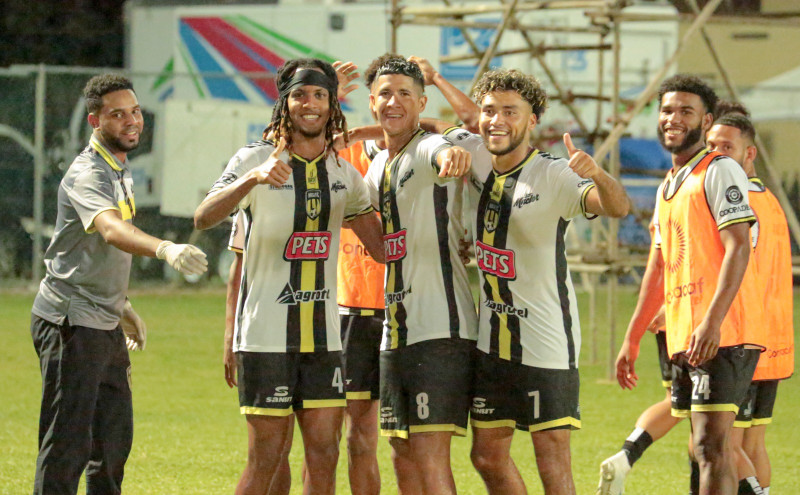 Integrantes del equipo de Moca FC celebran luego de una de sus victorias.