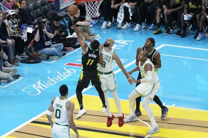Bruce Brown (11), de Indiana, dispara ante el intento de bloqueo de Derrick White (9), de los Celtics de Boston, durante la segunda mitad del juego del torneo In-Season.