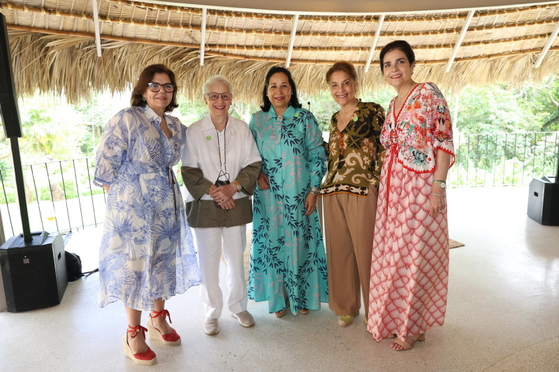 Rosario Bordas, Rosa Margarita Bonetti, María Teresa Ruiz de Catrain, Lucía
Amelia Cabral y María Amalia León.