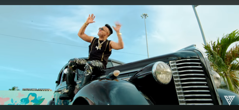 Elvis Martínez en videoclip de “Mi mejor momento”