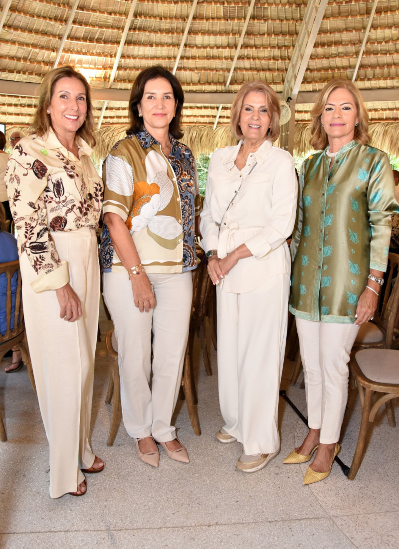 Francina Lama de Barletta, Josefina Vega de Montes, Laura Finke de Tarrazo y Pamen Finke.