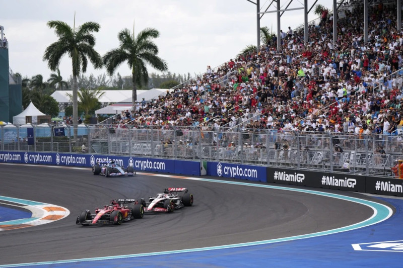 Charles Leclerc aventaja Kevin Magnussen y Esteban Ocon durante el Gran Premio de Miami, el domingo 7 de mayo de 2023, en Miami Gardens, Florida.