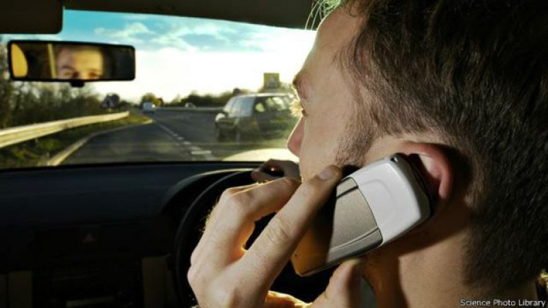 El uso del celular es una distracción al conducir.