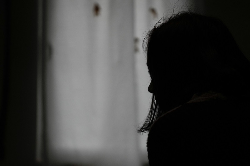 Una mujer de 26 años, no identificada por seguridad, en un albergue para mujeres víctimas de violencia doméstica en Belgrado el 23 de noviembre de 2023.