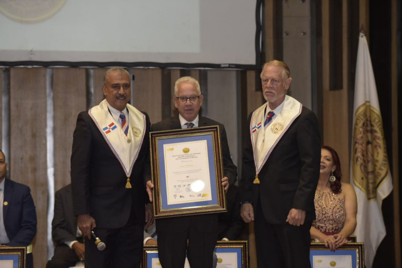 Gustavo Rodríguez, recibe una placa como presidente de honor del ceremonial, entregan Jorge López y  Rafael Amonte.