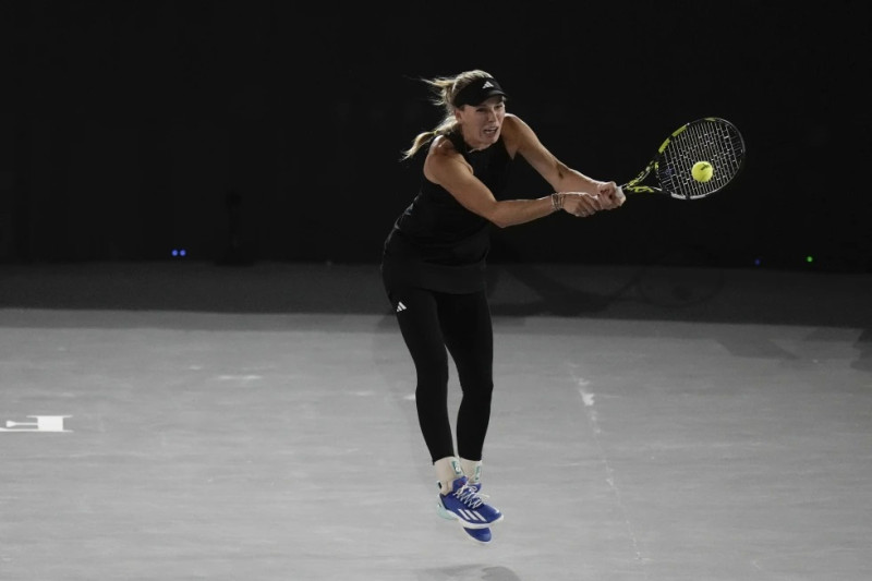 Caroline Wozniacki devuelve ante Maria Sakkari en una exhibición de tenis, el 29 de noviembre de 2023.