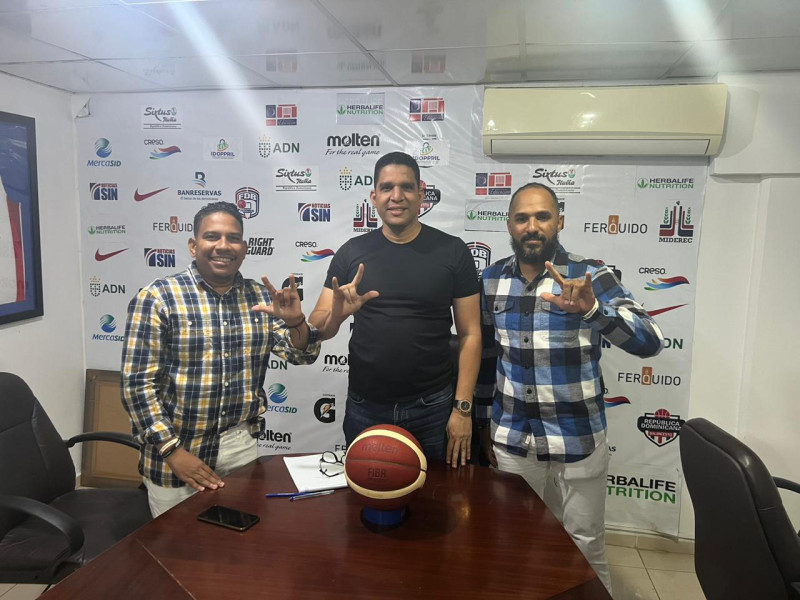 Alan Jesurum, a la izquierda, junto a Rafael Uribe, titular de Fedombal, y Henry Ogando, dirigente del equipo Santo Domingo Sordo de Baloncesto.