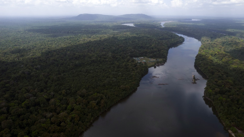 El río Esequibo a su paso por Kurupukari, Guyana, el 19 de noviembre de 2023. Venezuela reclama desde hace siglos como propia la región de Esequibo.