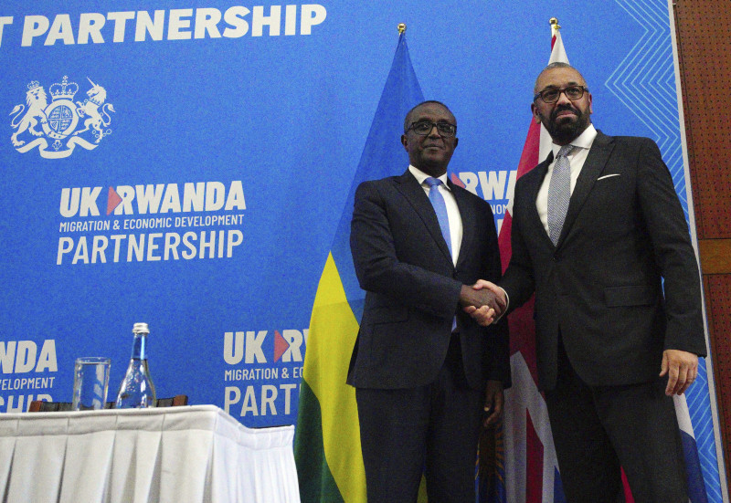 El secretario del Interior de Gran Bretaña, James Cleverly (izquierda), y el ministro de Asuntos Exteriores de Ruanda, Vincent Biruta, en una conferencia de prensa.  ras firmar un nuevo tratado en Kigali, Ruanda, el martes 5 de diciembre de 2023.