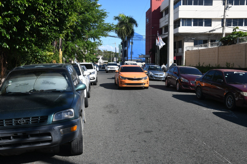 Mientras las grandes avenidas están congestionadas por el alto volumen de tráfico, en las calles alternas el parqueo en paralelo obstruye el tránsito vehícular al quedar reducido el espacio de desplazamiento.