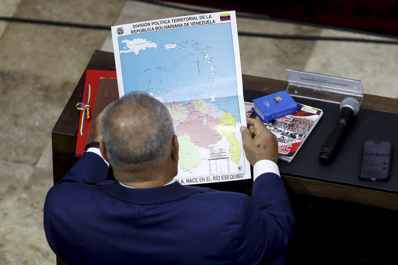 Diosdado Cabello, diputado de la Asamblea Nacional de Venezuela, mira el nuevo mapa de Venezuela con la adhesión de Guyana Esequiba durante una sesión en la Asamblea Nacional.
