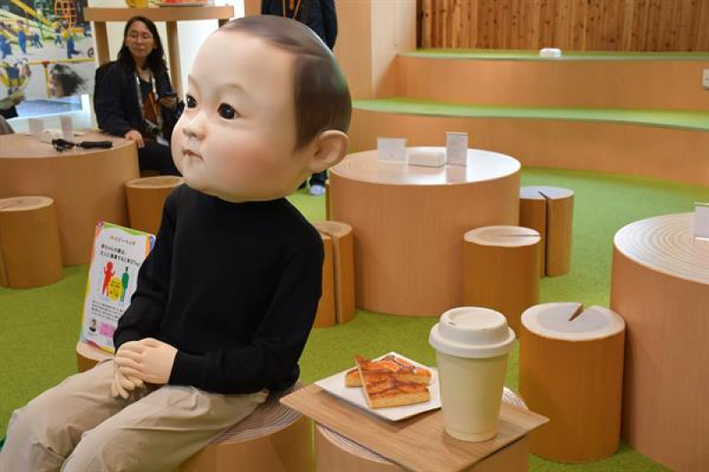 En Japón, donde cada vez menos personas se deciden a tener hijos, un café tokiota permite a sus usuarios experimentar lo que supone ser bebé por un día