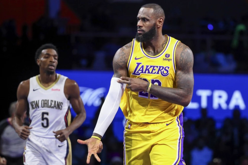 El alero de los Lakers  LeBron James celebra tras anotar un triple en el encuentro ante los Pelicans de Nueva Orleans en la semifinal de la Copa de la NBA en Las Vegas.