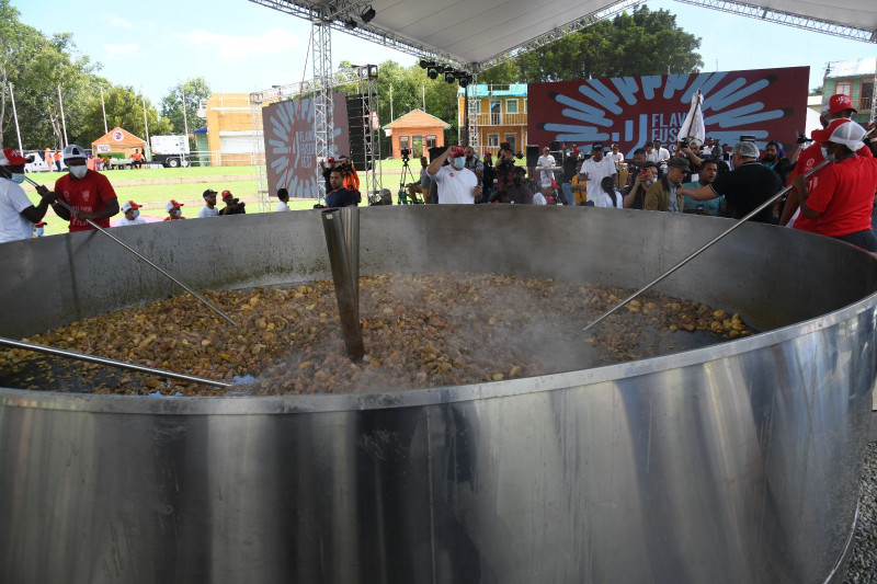 Sancocho preparado por chefs dominicanos para batir el Récord Guinness del sancocho más gande del mundo