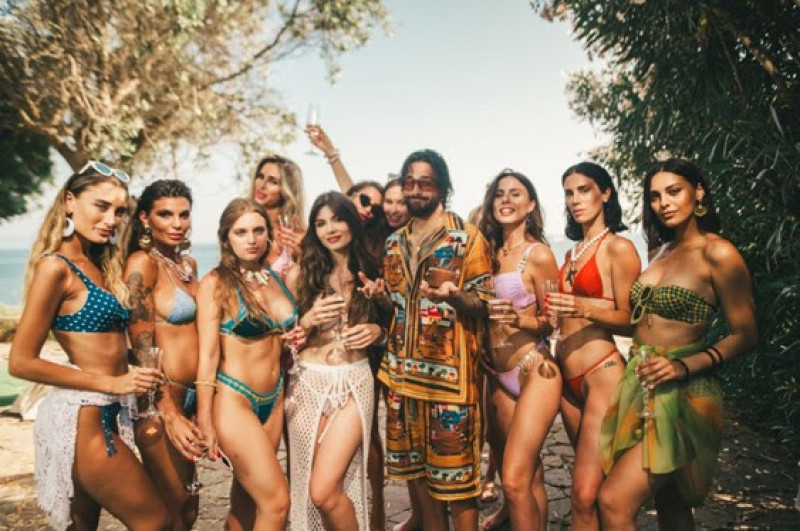 Maluma rodeado por las modelos de su video musical “Bikini”