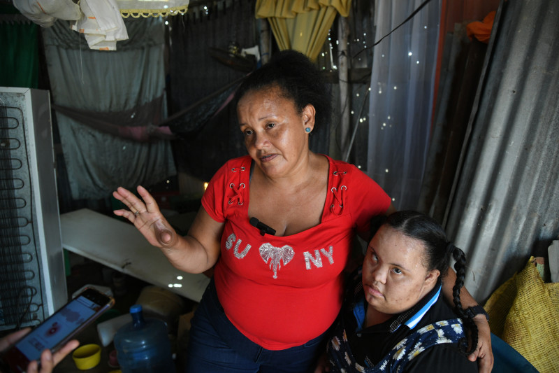 Argentina González y su hija Ana Gabriela González viven en condiciones precarias, ahora agravadas por las lluvias del pasado 18 de noviembre.