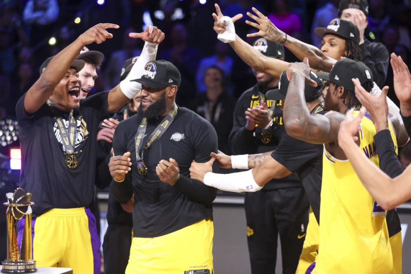 LeBron James y Anthony Davis lidera la celebracón de los Lakers.