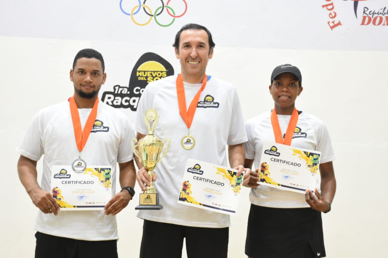Ganadores de la categoría Open de la Primera Copa de Racquetbol Huevos del Sol. Desde la izquierda  Ramón de León, Ricardo Monroy y Mery Delgado.