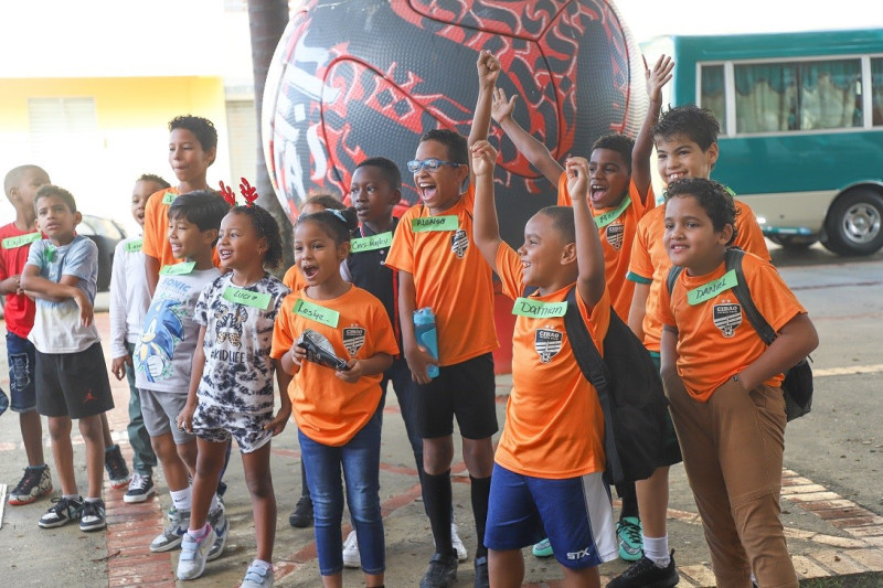 Parte de los niños que participaron en el acto organizado pro la Fundación Cibao.