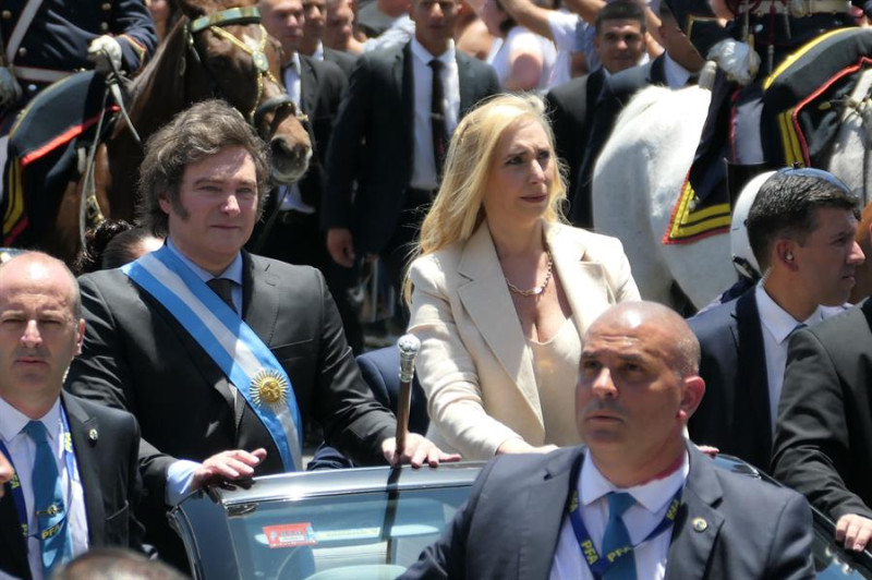 Javier Milei juró este domingo "por Dios y por la patria, sobre estos santos evangelios" como nuevo presidente de Argentina en el Congreso de la Nación, en Buenos Aires.