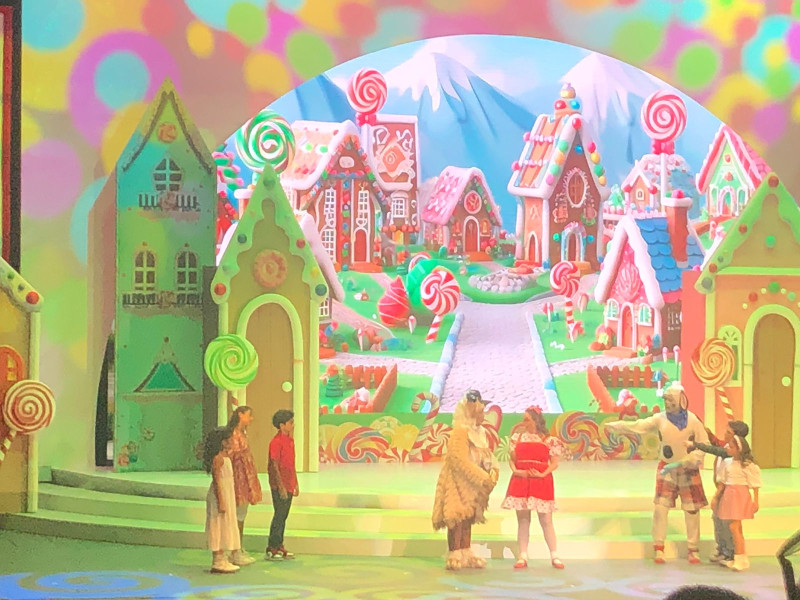El montaje teatral "Papolino, dónde está Santa Claus" se presentó en el Teatro Nacional.