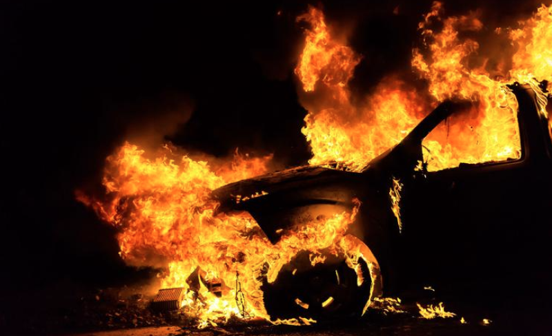 Fotografía ilustrativa muestra vehículo en llamas.