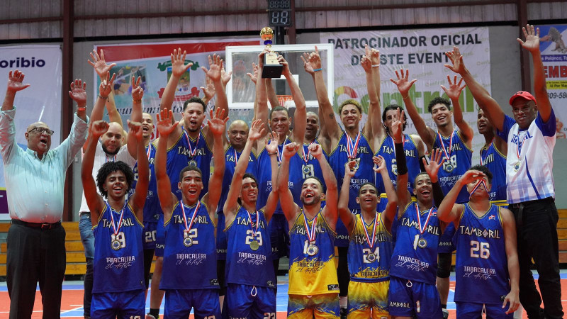 Los campeones de Tamboril se muestran jubilosos tras ganar el torneo masculino. Figuran el entrenador Víctor Carmona y José Abreu, miembro del comité organizador.