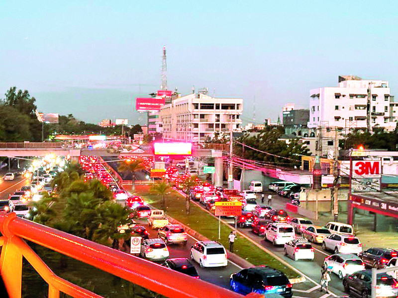 La ciudad de Santo Domingo tiene un congestionamiento del tránsito que provoca largos retrasos a los conductores.