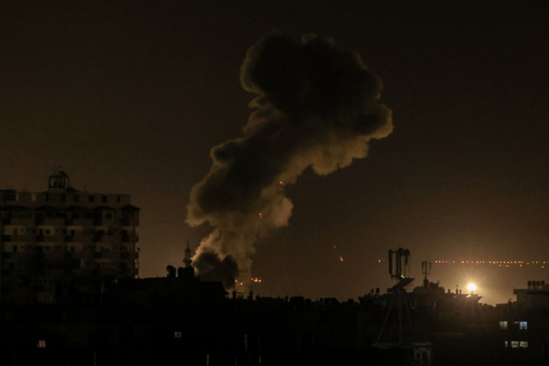 Una imagen tomada desde la ciudad palestina de Rafah muestra humo en el sur de la Franja de Gaza, durante un ataque israelí el 11 de diciembre de 2023