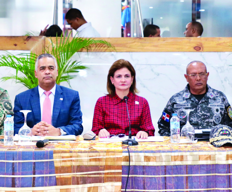 El ministro de la Presidencia, Joel Santos; la vicepresidenta Raquel Peña y el director de la Policía, general Ramón Antonio Guzmán Peralta.