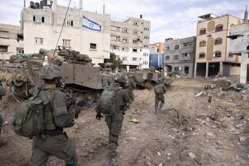 Soldados israelíes toman parte en una operación terrestre en el vecindario de Shijaiyah, en Ciudad de Gaza, el viernes 8 de diciembre de 2023.