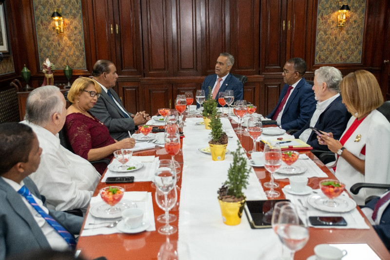 El ministro de la Presidencia, Joel Santos, y varios de los miembros de la Comisión Negociadora del acuerdo que amplia la concesión de AERODOM.