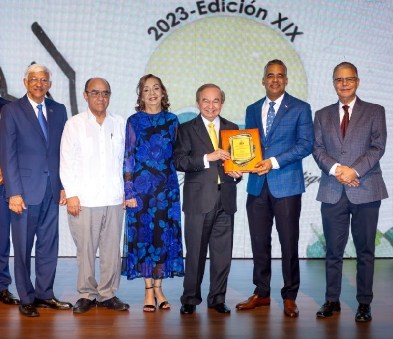 2 Don Ellis Pérez recibe su reconocimiento en el PEL 2023.
