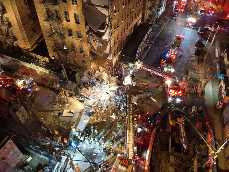 Imagen compartida por el Departamento de Bomberos de Nueva York tras el colapso de un edificio en el Bronx