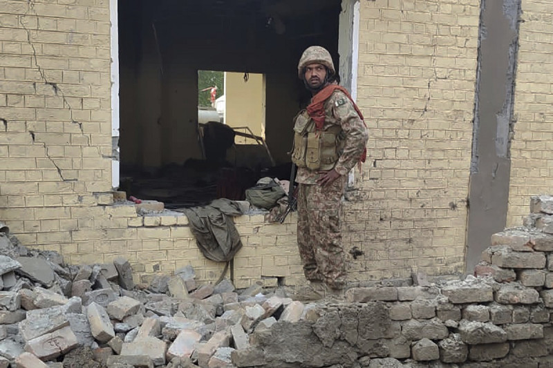 Un soldado del ejército examina los daños causados por un ataque suicida contra una comisaría en las afueras de Dera Ismail Khan, ayer.