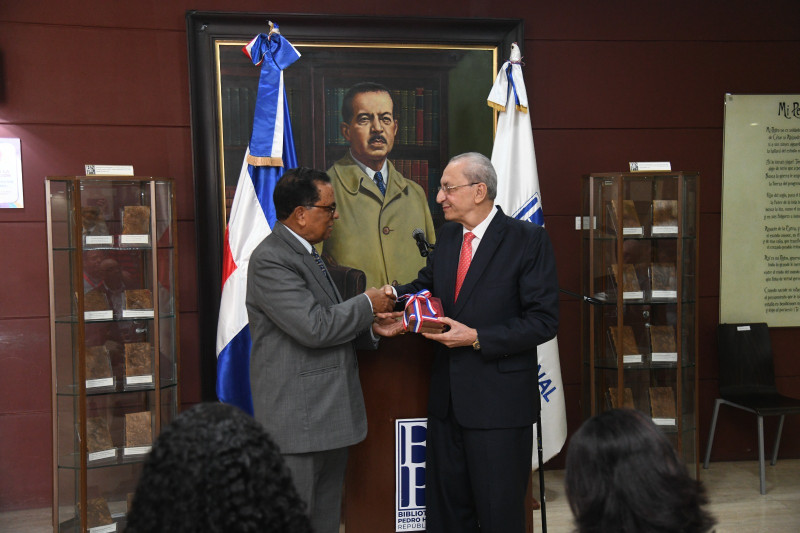 Jorge Subero Isa dona 35 libros a la Biblioteca Nacional Pedro Henriquez Ureña recibido por el director Rafael Peralta Romero.