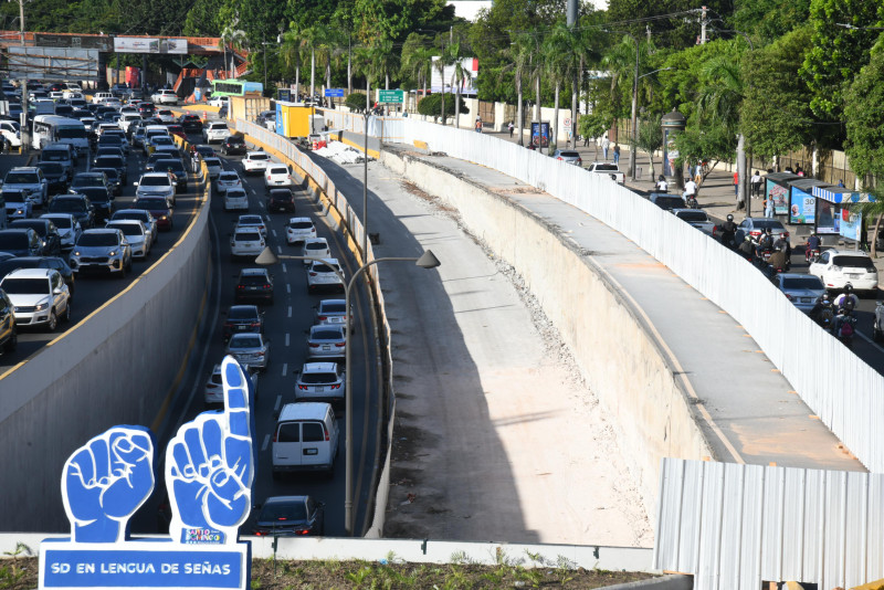 Poco movimiento de personal trabajando en laconstrucción desnivel de la avenida 27 de Febrero con Máximo Gómez.