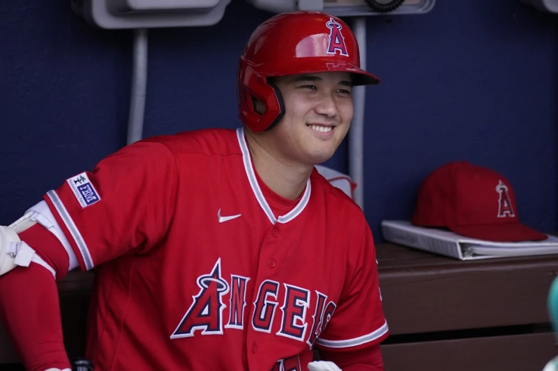 Shohei Ohtani, de los Angelinos de Los Ángeles, sonríe antes de un partido de béisbol, el miércoles 30 de agosto de 2023, en Filadelfia.