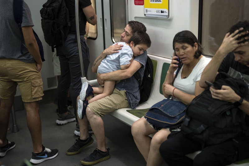 Varias personas en el metro de Buenos Aires, Argentina, el miércoles 13 de diciembre de 2023. del país.