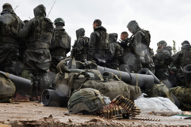 Soldados israelíes se preparan para entrar en la Franja de Gaza, cerca de la zona fronteriza en el sur de Israel, el 13 de diciembre de 2023