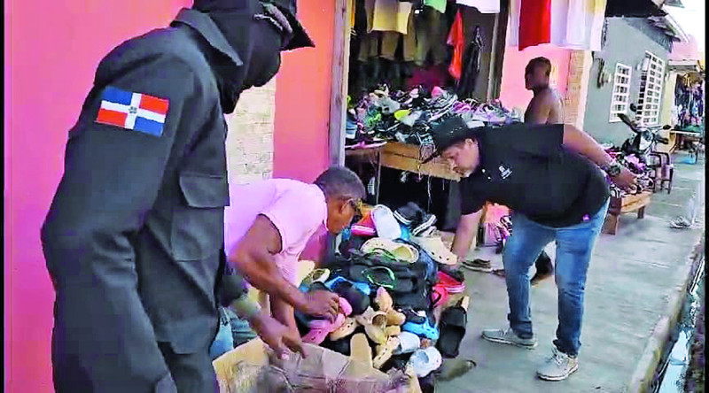 Momento en que las autoridades municipales desalojaban a los haitianos.